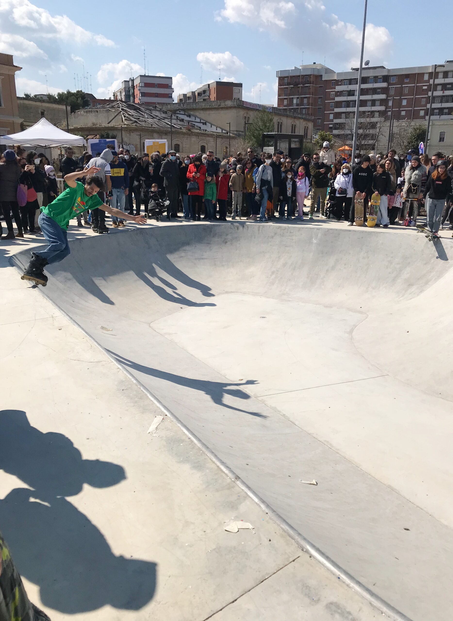 uno skater al parco rossani di Bari mentre salta sul bordo di un vascone di cemento