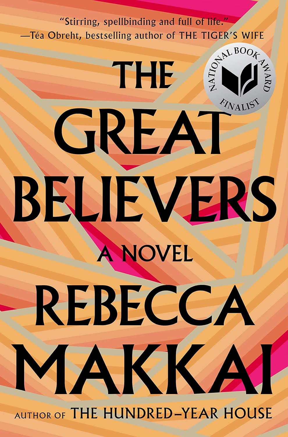 copertina del romanzo the great believers Rebecca Makkai, scritta nera su fondo arancione gemoetrico.