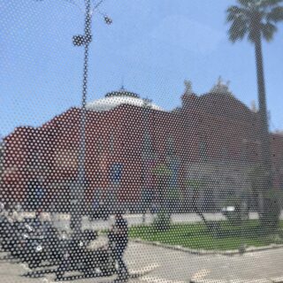 teatro Petruzzelli di bari visto dal finestrino di un autobus