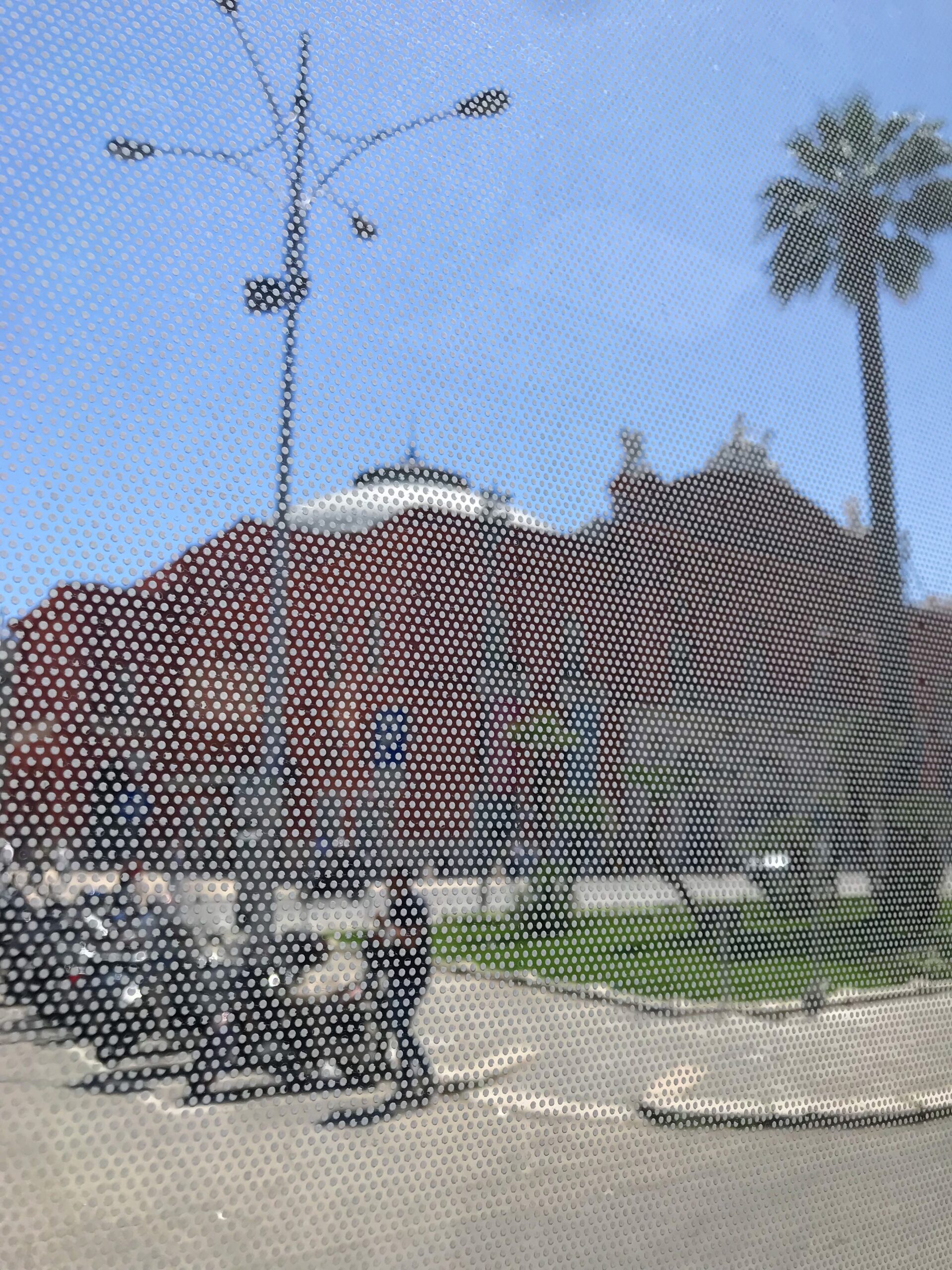 teatro Petruzzelli di bari visto dal finestrino di un autobus