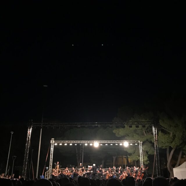 Concerto notturno: un palco al centro iluminato