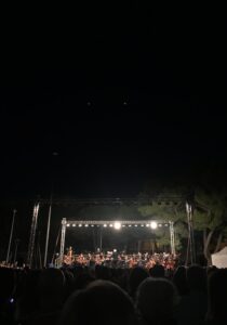 Concerto notturno: un palco al centro iluminato