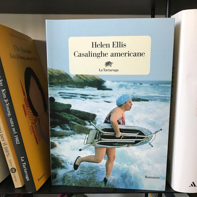 Copertina della raccolta di racconti Casalinghe americane di Helen Ellis: una donna in costume da bagno intero si appresta a fare surf con un asse da stiro sotto braccio.