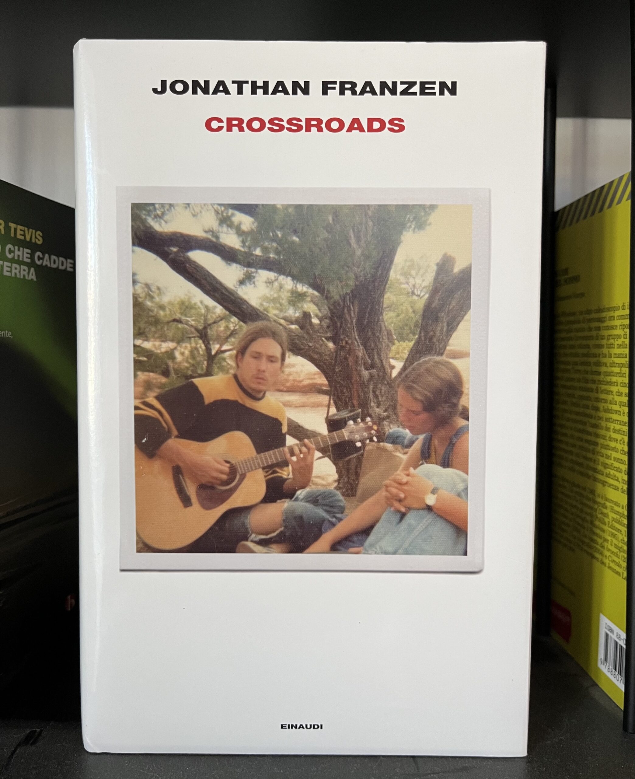 copertina romanzo crossroads di jonathan Franzen con un ragazzo che suona al chitarra e una ragazza che ascolta