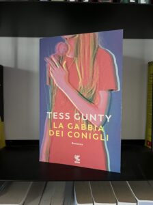 copertina del romanzo la gabbia dei conigli di tess Gunty: la sagoma di una donna con un fiore in mano, il volto nascosto