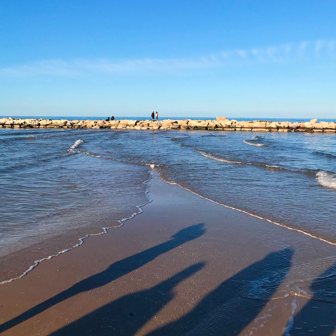 La spiaggia di pane e pomodoro e in fondo il frangiflutti connessi da una lingua di sabbia