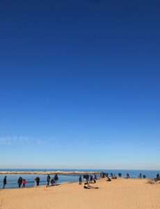 la lingua di sabbia che unisce la sabbia di pane e pomodoro, la spiaggia di Bari, e il frangiflutti