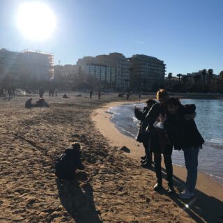 turisti si fotografano sulla sabbia di pane e pomodoro a bari