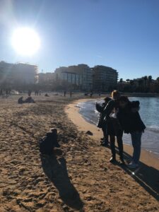 turisti si fotografano sulla sabbia di pane e pomodoro a bari