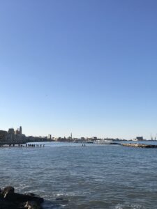 panorama del lungomare di Bari col mare in primo piano e la città sullo sfondo