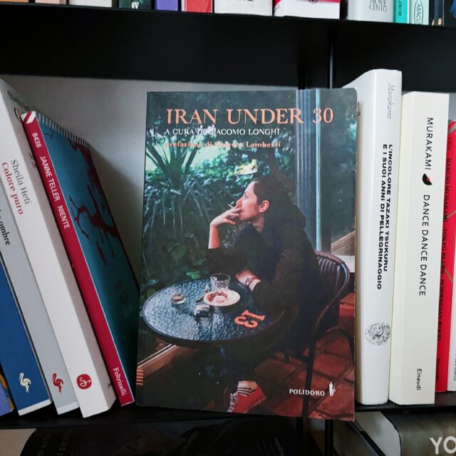 Una giovane donna iraniana fuma al tavolino di un bar nelal copertina della raccolta di racconti Iran Under 30