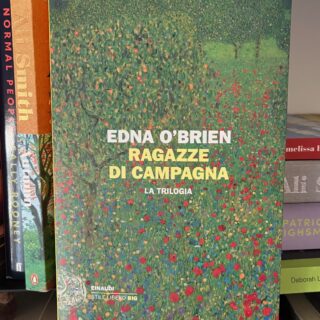 Copertina della trilogia di Edna O'Brien ragazze di campagna: un campo di fiori rossi dipinto su tela