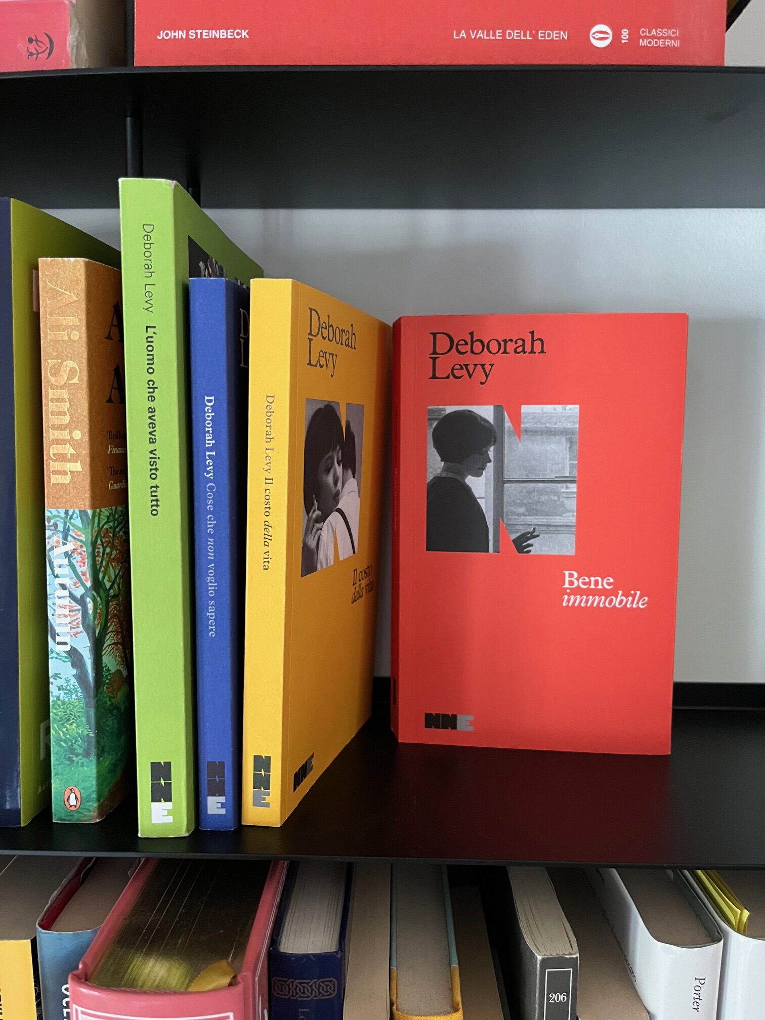 romanzi e libri di Deborah Levy esposto in una libreria