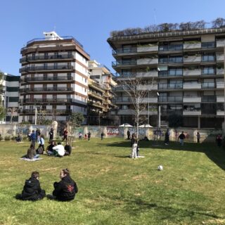 parco rossani Bari, vista del prato e i palazzi sullo sfondo