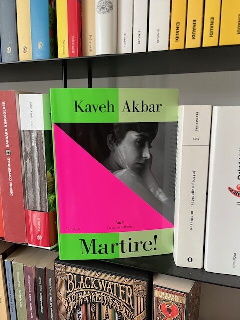 Romanzo Martire! di Kaveh Akbar fotografato sullo scaffale di una libreria