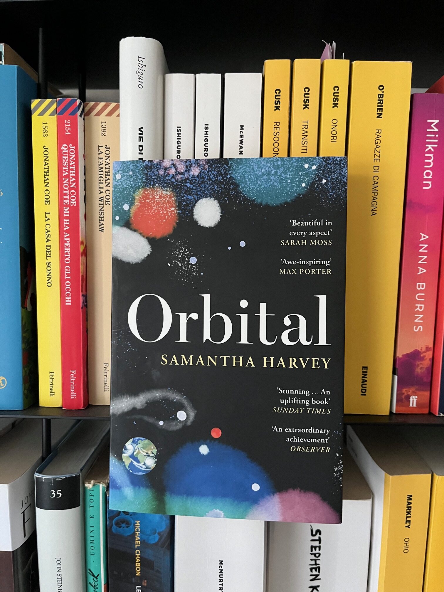 copertina del romanzo orbital in una libreria